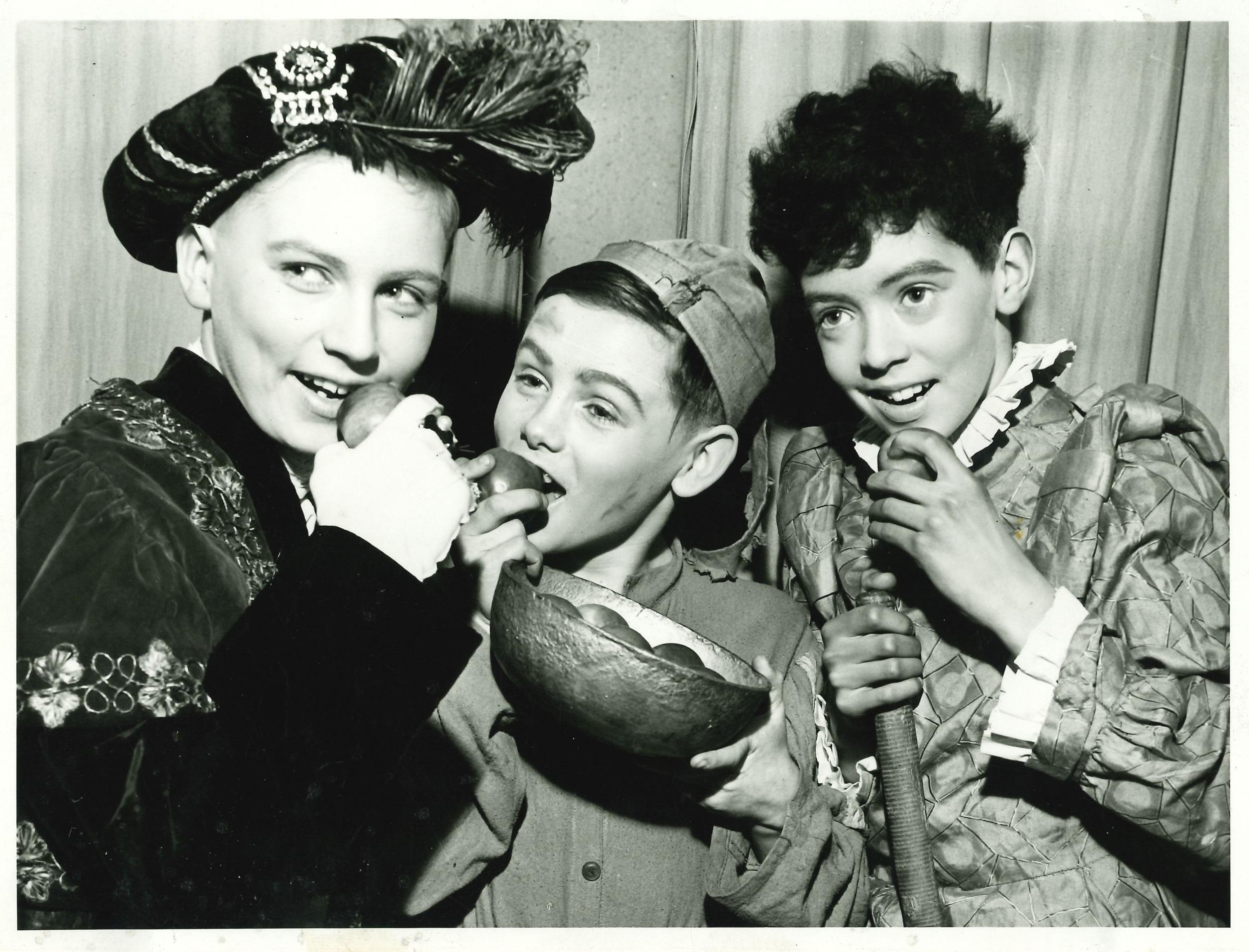 1958 Elizabethan Interlude Logo