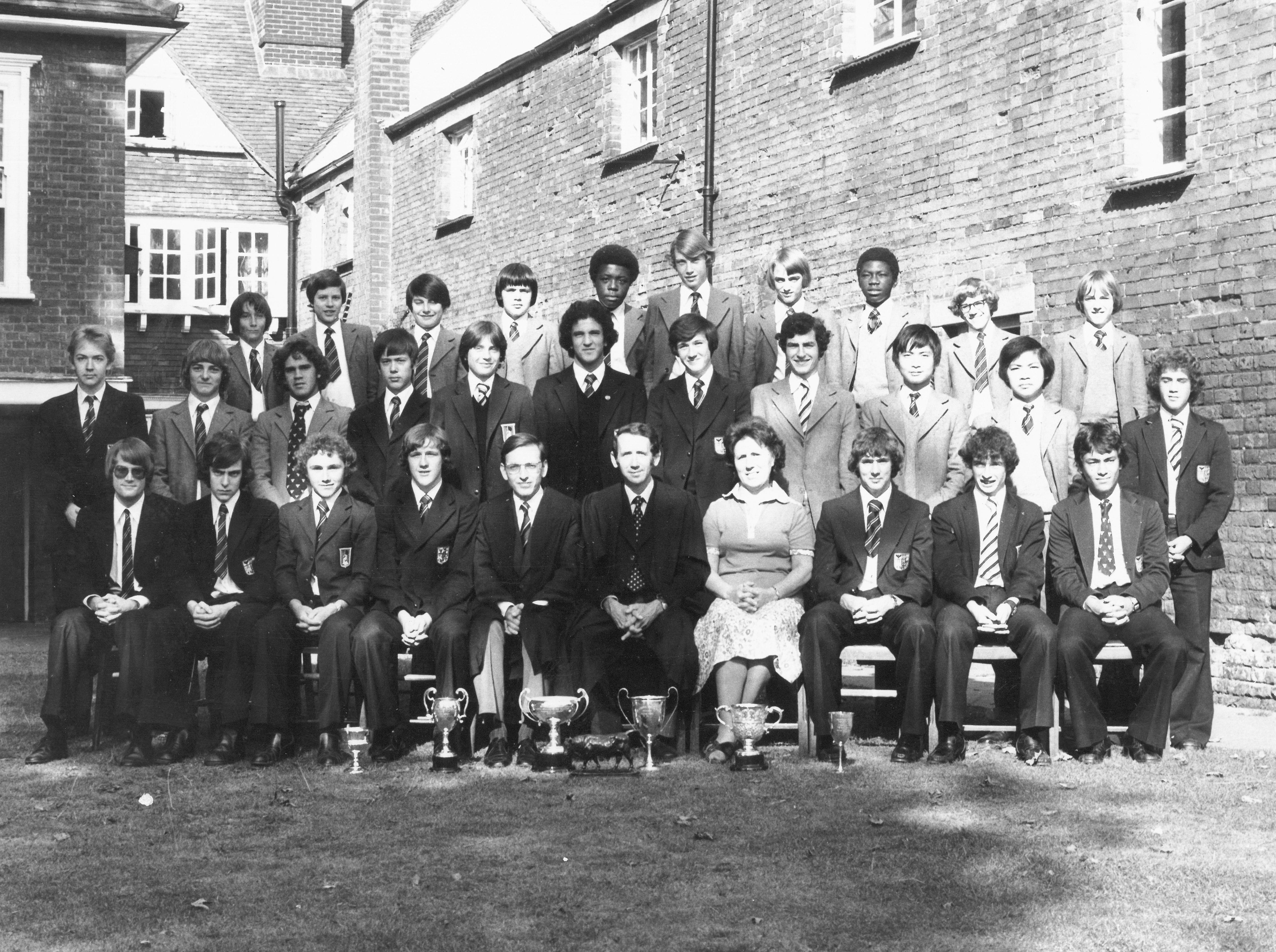 1970s Newnum House Logo